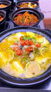 特色金汤豆花鱼，五种口味，三十多种配菜