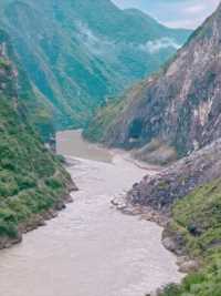 巍巍怒江虎跳峡，万丈峰峦竞霞光，悬崖峭壁耸如剑，白浪滔滔吼若雷！