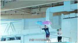 价值1000元的雨伞，高空跳下能充当降落伞吗？一起见识下吧！ #趣味实验 #涨知识