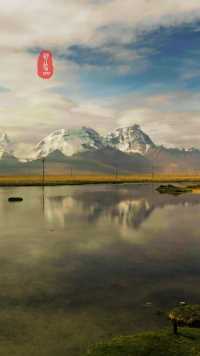 西藏多情湖与卓木拉日雪山