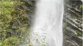 勒布沟岗亭瀑布海拨2466米，在570米落差内形成奇特的三叠瀑布，最小的落差也有70米#阿里大环线之旅#勒布沟#旅拍219