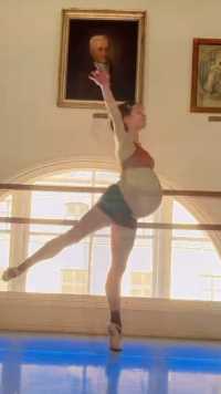 芭蕾舞生日常练功 踮起脚尖 每一个舞蹈生都有一个难忘的瞬间 