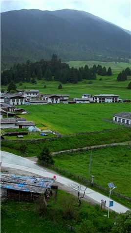 素有东方瑞士之称的鲁朗小镇，我觉得比瑞士更美，你觉得呢？#自驾西藏 #世外桃源 #最美乡村风景 #鲁朗小镇 