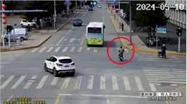 驾驶人驾驶电动自行车横过机动车道时，切勿在马路上随意穿行