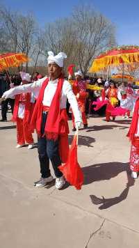 从靖边县波浪谷游完出来，偶遇陕北民间大秧歌表演，看看喜庆不？