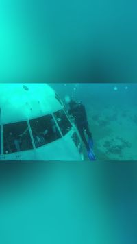 潜水员在海底发现飞机残骸，走进一看被吓到，内部竟然是这样