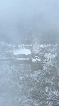 #三月的雪 #嵩山 #刘客白 三月的雪，落在了达摩的肩膀上！