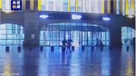 两旅客在火车站广场遭雷击 雷雨天莫在空旷处打伞！