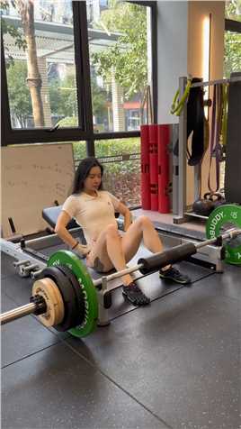90斤的人第一次尝试臀推100kg撸铁女孩健身日常年后减肥毫无训练痕迹