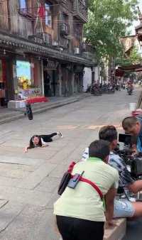 童模裴佳欣太敬业了，趴在地上飙演技，真不愧是小童星