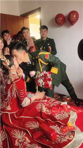 兵哥哥来接新娘了，愿每个女孩都能嫁给爱情。