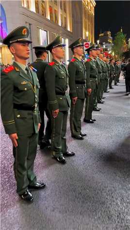 五一假期上海外滩人山人海，兵哥哥用身体铸就了人墙为游客保驾护航