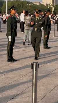 天安门广场一杠三星领导亲自指导兵哥站位，工作态度一丝不苟，这领导太帅了
