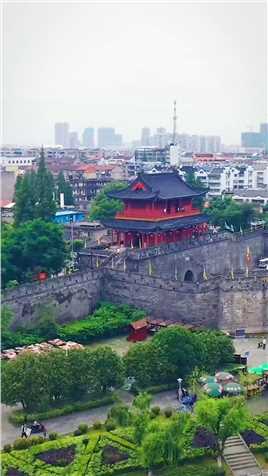 这是我的家乡#荆州，荆州古城又名江陵城，荆州古城墙始建于春秋战国时期，有着长达3000千多年历史，先后有六个朝代，34位帝王在此建都，是中国历史文化名城之一！#荆州古城 