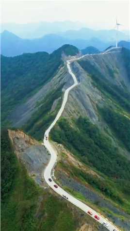 重庆市石柱县七曜山，公路修建在山脊顶端，两边是万丈悬崖，仿若“天路”