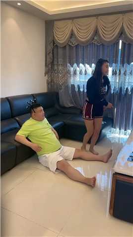 不知道谁说他胖，非要让我配合她减肥……