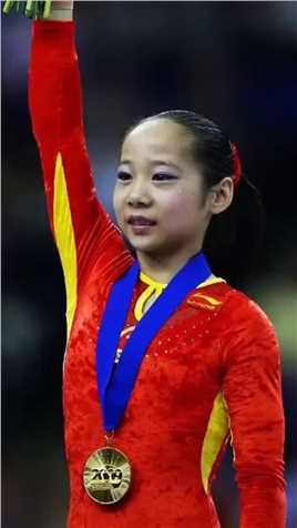  当年身高仅有1米4的邓琳琳，凭借着那股倔强与坚持，获得了女子体操团体最后一个奥运参赛资格，并以超稳定的表现成为了全队的“定海神针”助女子体操夺得了北京奥运会团体冠军


