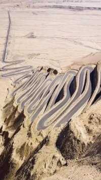 新疆帕米尔高原上的盘龙古道，全长70多公里，超过600个弯，其中多个180度弯，最大的弯道达到270度