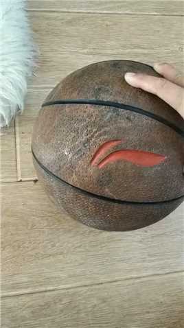 这是铁做的篮球，重达60多斤！谁能单手捏起来我就服他！