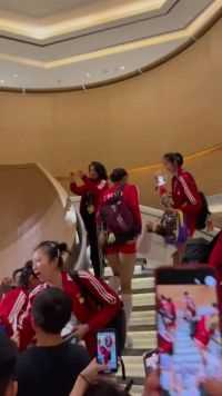 我们赢了！女排放下包袱，以3-1击败塞尔维亚队，三局比分为：23-25、25-22、25-14、25-22。#中国女排 #龚翔宇