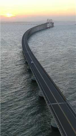 南澳跨海大桥，全长11.08千米，是广东汕头东北部的重要通道之一，也是连接汕头与南澳县的重要桥梁！