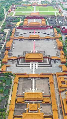 气势磅礴的的横店影视城之明清宫苑，始建于1998年，占地1500亩，是横店最大的影视基地！