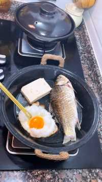 锅碗瓢盆的生活，其实也是一种幸福！今天菜单：干锅鸡翅虾；鲫鱼豆腐汤