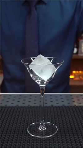 皮斯科酸（PiscoSour）：调酒师花式表演调制一杯来自秘鲁的cocktail