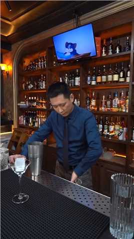 皮斯科酸（PiscoSour）：调酒师花式表演调制一杯来自秘鲁的cocktail