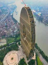 耗资10亿建造的铜钱大厦，取个名字就花了10万块，被网友称为十大最丑建筑之一。  