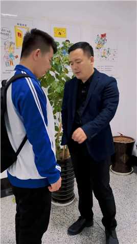 父母扛下了生活的苦，你却扛不住学习的苦，孩子，既然你没有躺着赢的命