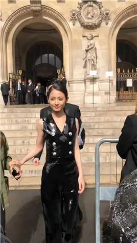 年纪轻轻的美少女陈钰琪参加巴黎时尚周活动因翻拍倚天屠龙记饰演角色赵敏而火
