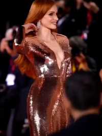 本届威尼斯国际电影节唯一星光劳模姐降临《记忆》首映礼红毯，美爆了 
