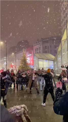 大雪给伦敦人带来了能量。喜欢下雪的感觉雪地里撒欢伦敦