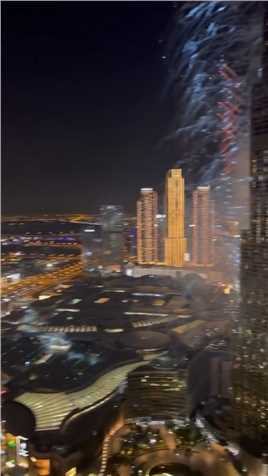 来自迪拜的跨年烟火。2023新年快乐迪拜