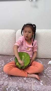 这孩子咋这么倔犟那,这西瓜是太好吃了吗,我在给你买个新的都不干吗