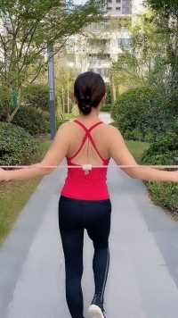 女人没练对，身材会更老。适度的力量练习会让全身更加紧致，燃脂塑形效果更好。#开肩美背 #拉力器