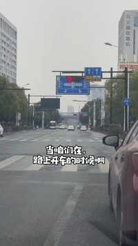 开车遇到红绿灯，怎么挂挡才正确？