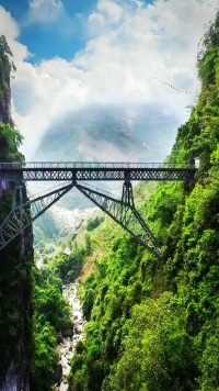 五家寨铁路桥，世界桥梁奇迹之一，建设于1907年，30万中国人参与修建，70米不到牺牲超800人，屹立百年不倒