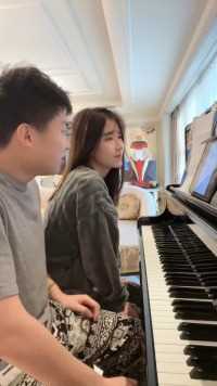 传下去：刘传彬会弹钢琴了