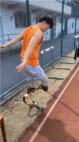 . 小伙身残志坚，用假肢跑步活出精彩人生，感动无数人#残疾 #残疾人#假肢 #跑步 #身残志坚.