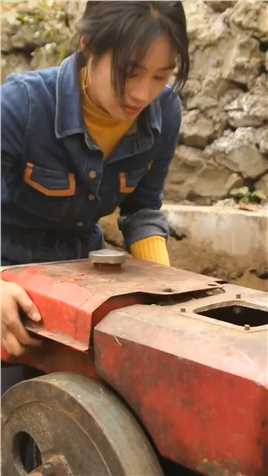 26岁农村女孩凭借硬核的修理技术走红网络，被赞为“重工业版李子柒”#修理 #机械 #机械师 #工程师 #高手在民间