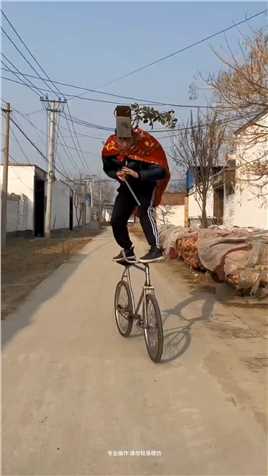 山东小伙骑3米多高的特制自行车走红，骑独轮怪车震撼网友#自行车 #独轮车 #骑车 #骑车看风景 #杂技.