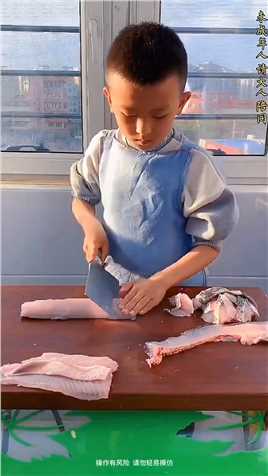 8岁小男孩能够做出各种家常菜，厨艺堪比大厨#厨师 #炒菜 #做饭 #大厨 #孩子成长
