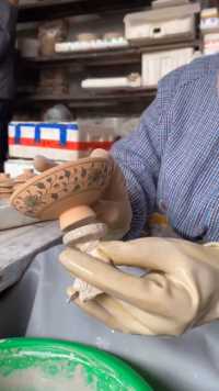 陶瓷手艺人给陶瓷上釉过程，上完釉经过1300度高温烧制以后就是我们熟悉的青花瓷了 