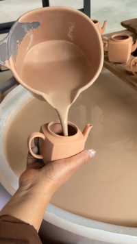 #万粉用快影 陶瓷手艺人给茶壶上釉，根据上釉时间决定釉水厚薄，看似简单实则需要深厚的功底才能完成 