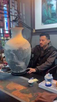 陶瓷陶瓷艺术大师瓷上手绘青花瓷国画山水，绘画过程如技法娴熟，高山流水意境深远