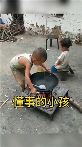 小男孩亲自下厨照顾弟弟，这就是穷人的孩子早当家 #心酸 #懂事的孩子 #做饭