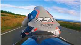 传奇曼岛车手李·约翰斯顿驾驶他的本田RC45以平均220km_h速度跑完曼岛一圈