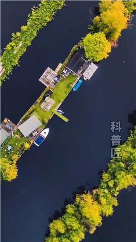 这些从空中俯瞰犹如整齐列队的火车站的小岛，位于荷兰乌得勒支的小镇芬克芬湿地。


